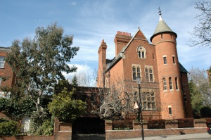 Имот скара съседите Роби Уилямс и Джими Пейдж