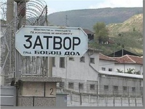 Затворник виси на перваз на един от прозорците в Бобов дол