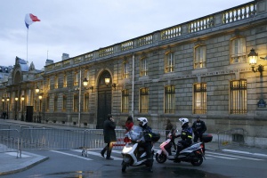 Заплаха за бомба евакуира гара в Париж