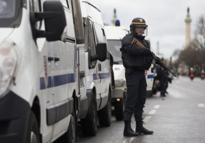 Въоръжен взе двама заложници в поща в Париж