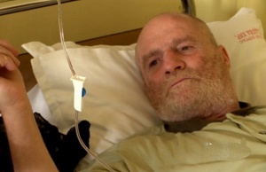 Бездомник с два ампутирати крака живее 2 месеца в болница