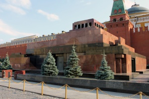 Арестуваха двама мъже, напръскали мавзолея на Ленин със светена вода