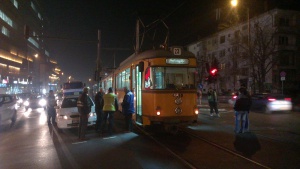 Трамвай блъсна двама младежи в София
