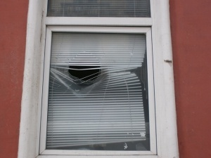 Счупиха прозорец на централата на БСП в Лом