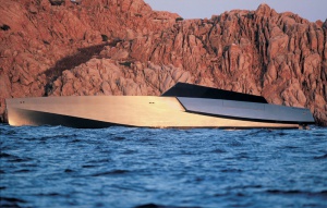 Най-бързата моторната лодка в света прилича на шикозен плаващ остров (видео)