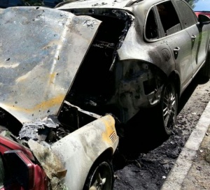 Запалиха колите на бивш депутат от ГЕРБ с коктейл "Молотов"