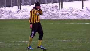 Професионален футболист говори по телефона си по време на мач (видео)