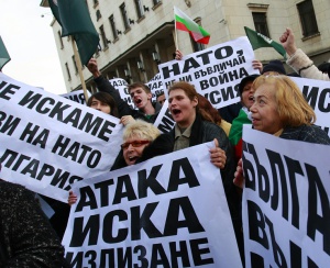 "Атака" посрещна Столтенберг с протест