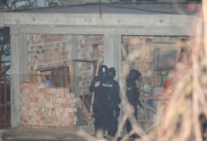 Разпънат от пожарникарите дюшек е спасил живота на стрелеца от "Горна баня"