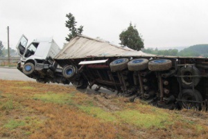 ТИР се обърна на „Тракия“ и задръсти движението