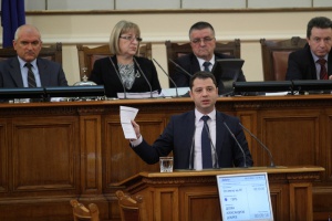 Добрев свиква спешно Комисията по енергетика заради ЕРП-тата