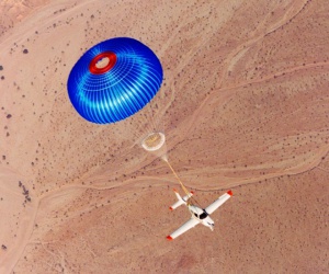 Самолет без гориво се приземи в океана с парашут (ВИДЕО)