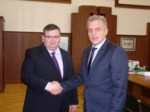 Москов и Цацаров обсъждат нападенията над лекари с "червен телефон"