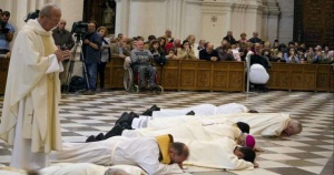 10 испански свещеници с обвинения за педофилия