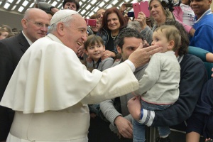 За първи път: Папата се срещна с транссексуален във Ватикана