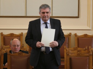 Калфин спира помощите за малолетни майки, вдига детските надбавки