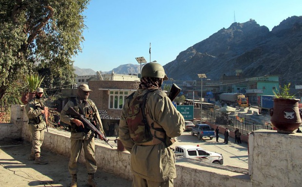 Пакистан въвежда военни съдилища срещу тероризма