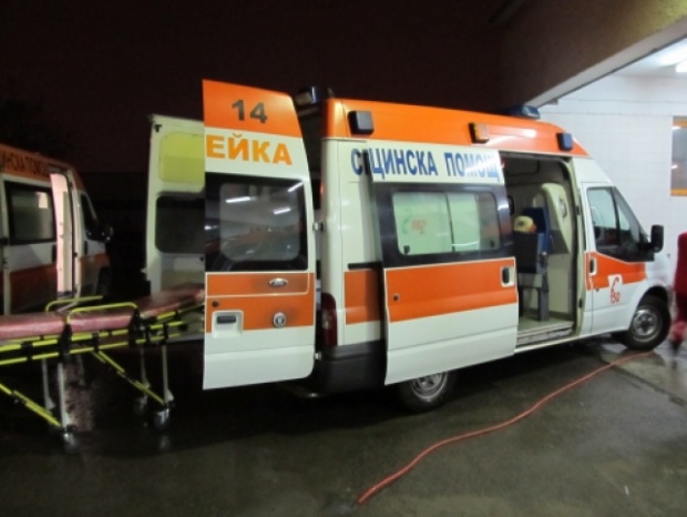 Двама в болница след челен сблъсък в Пловдивско