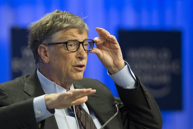 Бил Гейтс пи вода от човешки екскременти