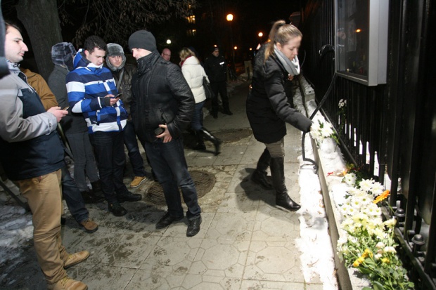 Десетки софиянци поставиха цветя пред френското посолство