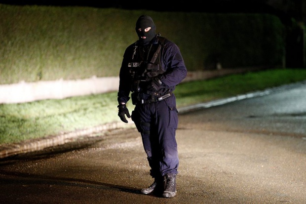 Нов ужас! Въоръжен взе поне петима заложници в магазин в Париж