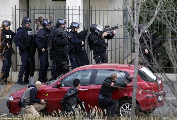 Похитителят в Париж е въоръжен с автомат и гранати (видео)