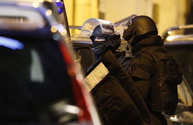 Похитителят в Париж се предаде сам, заложниците са нерведими