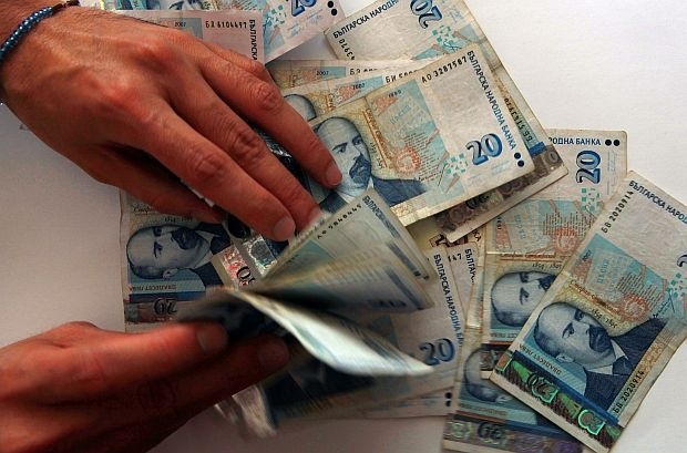 Криминалистите търсят обяснение за пликове с пари в дома на Татяна