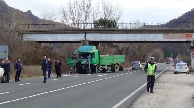 Камион падна от мост край Симитли, трима са ранени