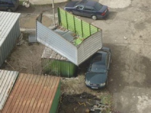 Ураганен вятър в Бургас вдига гаражи във въздуха