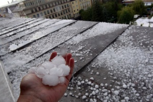 Градушка посред зима удари Пловдив