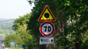До май 2016 г. нови пътни знаци ще греят по пътищата