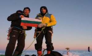 Трима наши алпинисти изкачиха и измериха Голям иглен връх в Антарктида