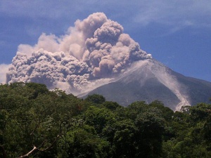 Изригна вулкан до летище в Гватемала