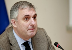 Край на помощите на родители, които изоставят децата си, иска Калфин