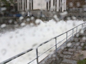 Приливна вълна заради скъсана дига заплашва близо 800 души