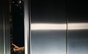 Нов инцидент с асансьор - пропадна два етажа, преди да спре