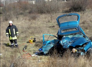 Жена загина, а трима са в тежко ранени след катастрофа на път Е-79