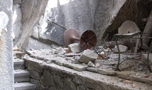 Скали се срутиха върху две къщи в Пловдив