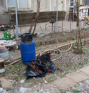 Две жени пострадаха при взрив на газова бутилка (СНИМКИ)