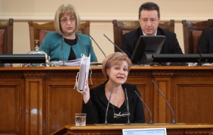 Стоянова: Ако заемът не мине, има риск за връщането на дълговете ни