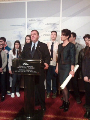 Ученици подариха препис от тефтерчето на Левски на депутати