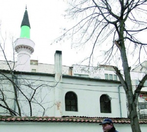 Пламна джамията във Варна, пазачът е с опасност за живота