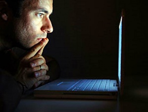 Зомбитата пред компютрите не мигат (СНИМКИ)