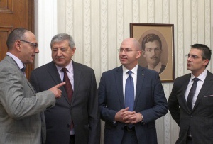 Депутатите от БДЦ обръщат играта: ще подкрепят дълга