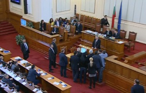 Депутатите едва не се избиха по време на дебатите