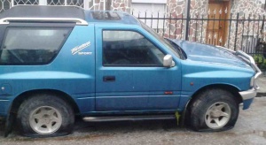 Режат гумите на кандидат кмет, той се бои са живота си