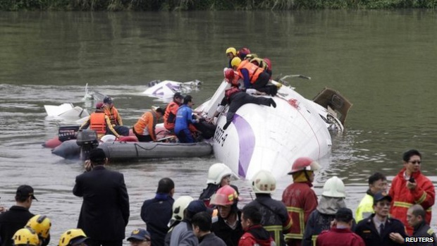 Тайвански самолет закачи естакада и падна в река