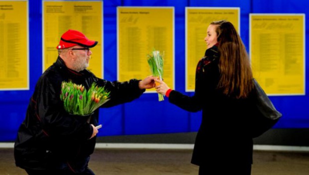 Железниците радват дамите с цветя (СНИМКИ)