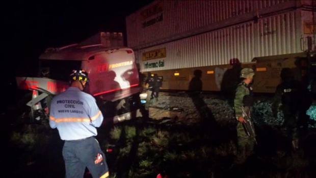 Сблъсък между влак и автобус отне 16 човешки живота в Мексико